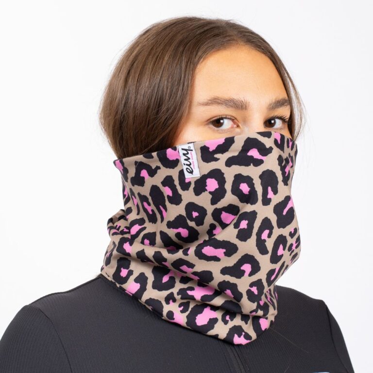 Eivyn Colder neckwarmer -tuubihuivi pink leopard -kuosilla mallin päällä.