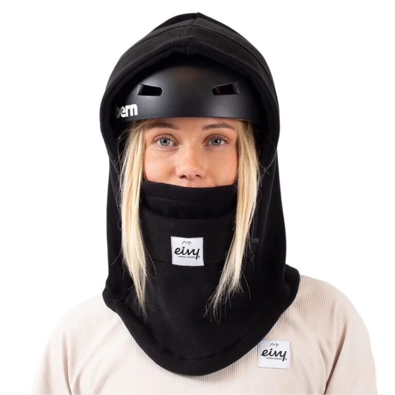Eivy-merkin Mandy fleece balaclava -kypärälakki mustana mallin päällä kuvattuna.