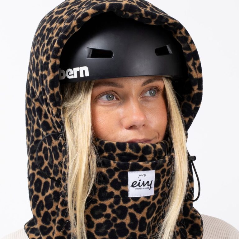 Eivy-merkin Mandy fleece balaclava -kypärälakki Leopard-kuosissa mallin päässä kypärän kanssa kuvattuna.